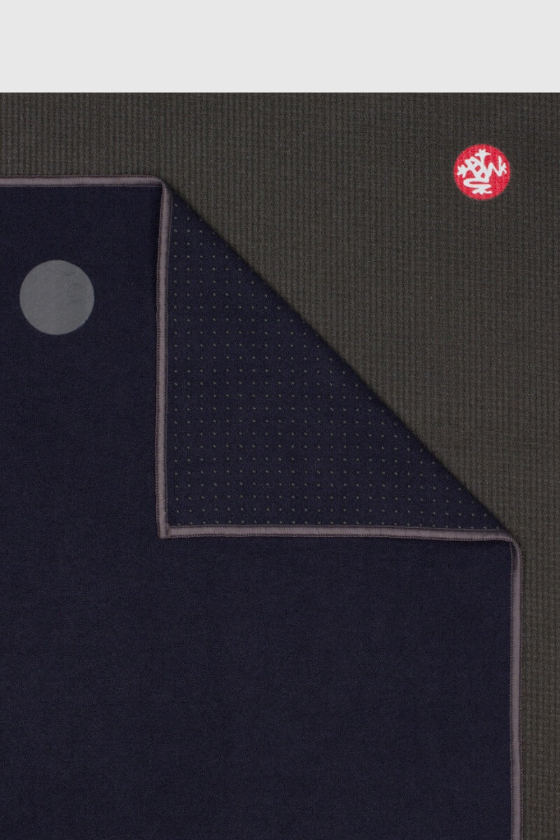 SEA YOGI // Midnight Yogitoes extra long travel towel by Manduka, Online Yoga Shop, close up