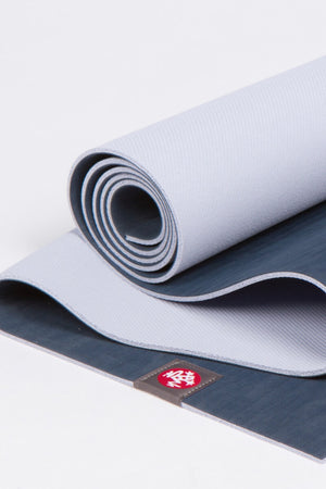 SEA YOGI // Esterilla de Yoga eko Lite en 4mm y midnight stile de Manduka, Tienda de Yoga, rolled up