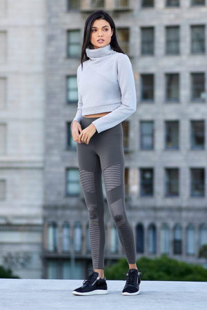 Sea Yogi tienda para yoga Alo Moto leggins gris