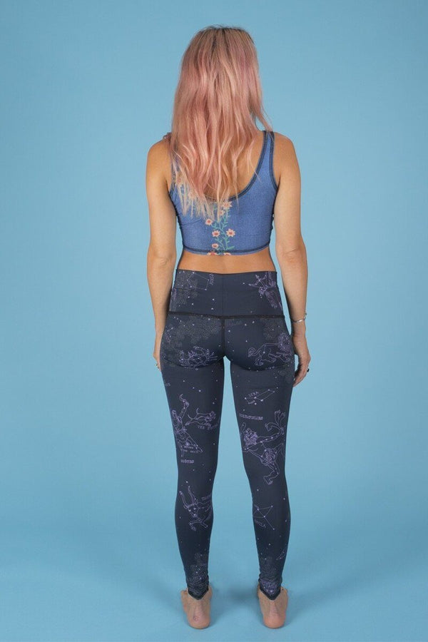 SEA YOGI // Teeki Stardust in black legging, detras